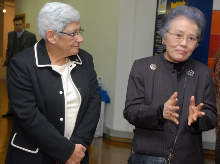 Enf.ª Hiroko Minami, presidente do ICN, com a Enf.ª Maria Augusta de Sousa, Bastonária da OE